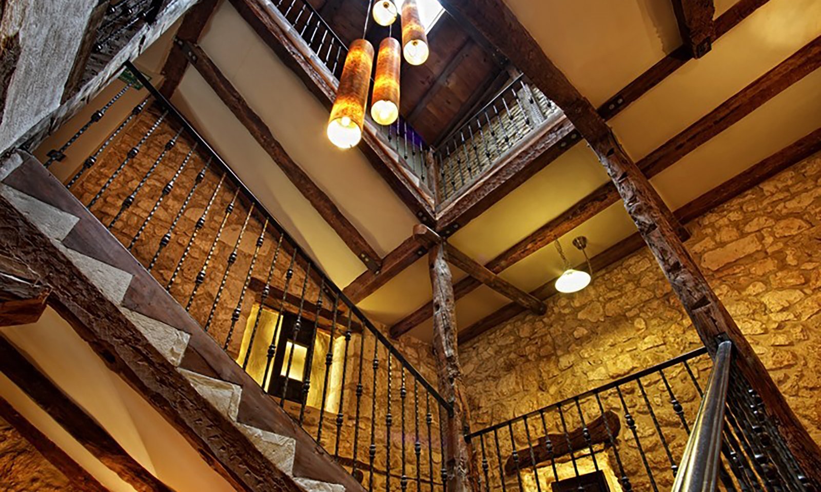Escaleras Posada La Casona de Valbuena