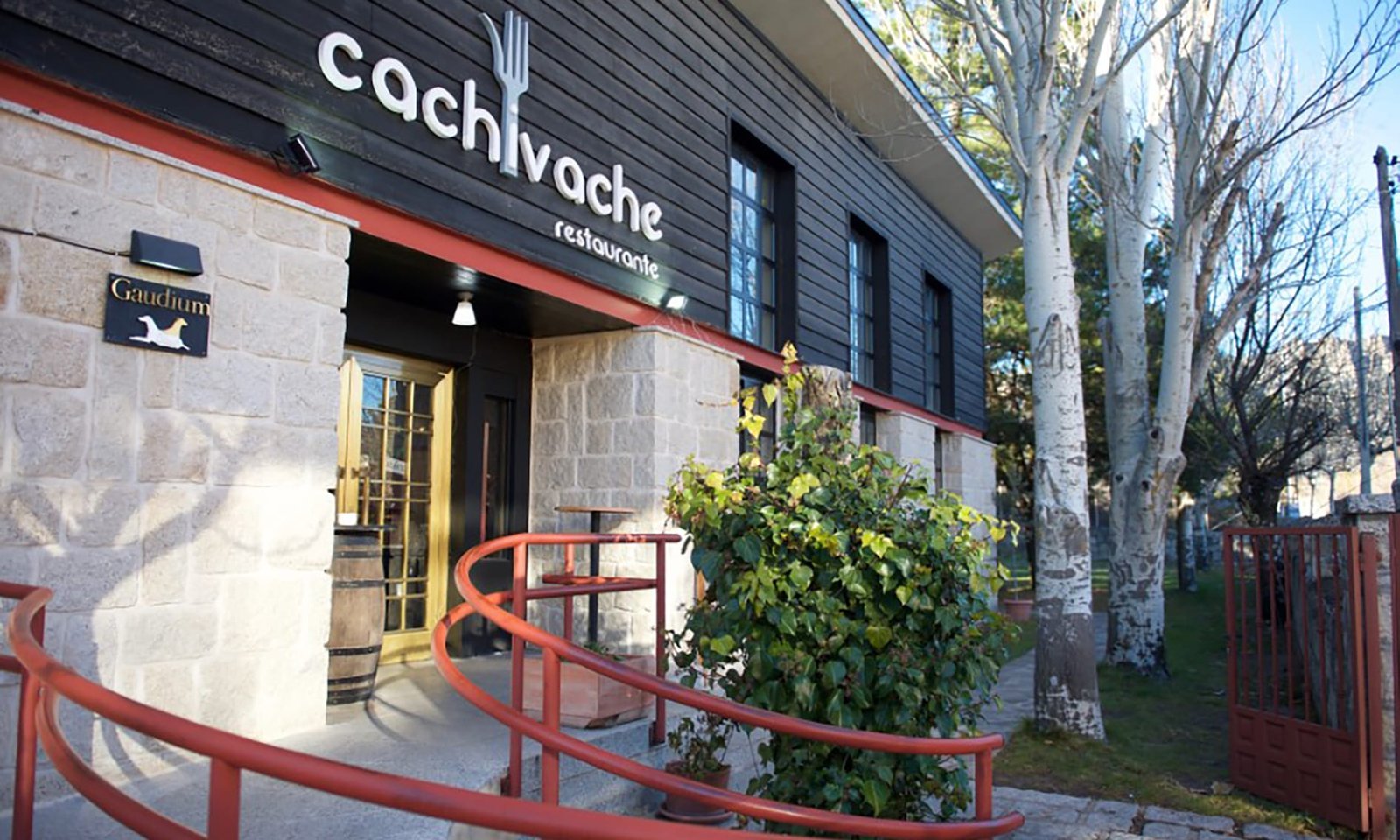 Fachada Cachivache